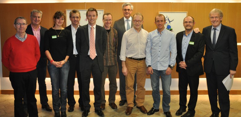 Le Comité d'organisation avec de gauche à droite : Jo Lappartient, Comité de Bretagne de Cyclisme - Philippe Cescatti, Comité du Morbihan de Cyclisme – Charlène Desmousseaux, Communication Crédit Agricole – Louis Droal, organisation – Jérome Lappartient, Président du Comité du Morbihan de Cyclisme – Patrick Robert, organisation - Pierre-Louis Boissière, Directeur Général du Crédit Agricole du Morbihan – André Mory, organisation – Sébastien Hinault, ancien coureur cycliste professionnel – Mikaël Le Sauce, Chargé de Communication Crédit Agricole – Daniel Mangeas, animateur et ancien speaker officiel du Tour de France.